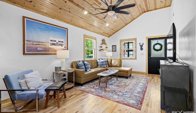 TᕼE ᗰᗩIᑎ ᒪOᗪGE- Modern comfort by TRAILS & MUSEUM located on quiet street