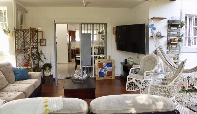 Tómate un respiro de paz y tranquilidad en este hermoso espacio amplio y sereno.