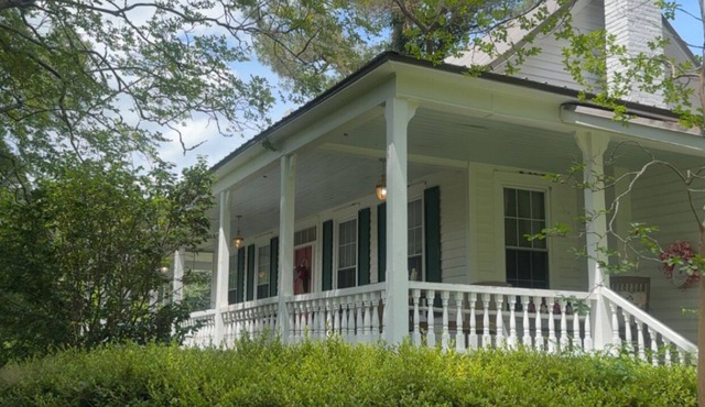 t“Authentic 1890s Farmhouse for Antique Lovers & History Buffs”