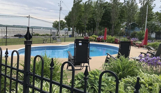 The Vilmont Beach Chalets St-Jean with views and access to the River, 20 minutes from Qc