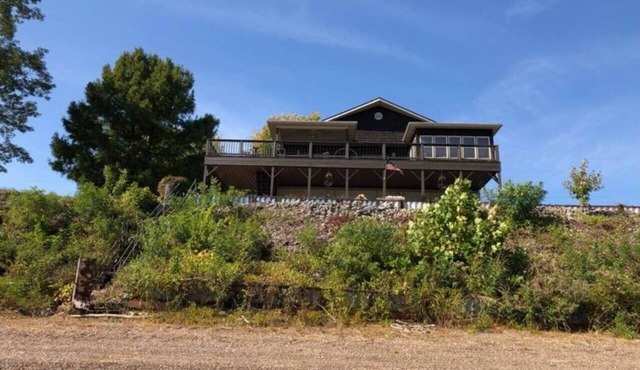 T&E Riverhouse Retreat