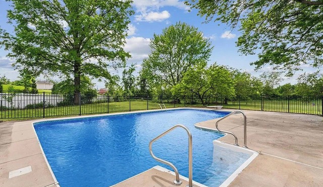 T Luxury Pool, Hot-tub and Arcade Game Room House