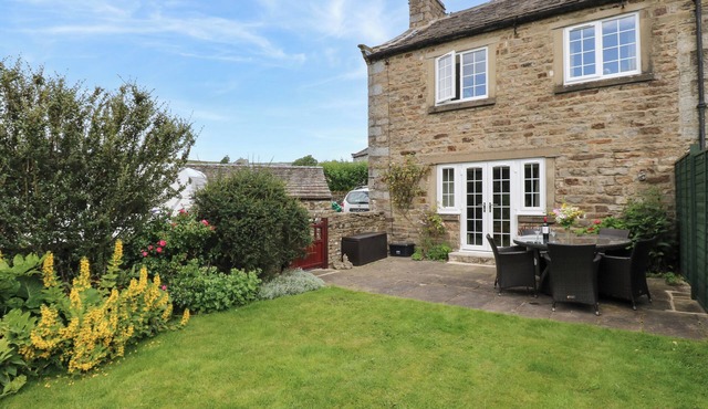 T'OTHER END ARKLE TOWN HOUSE, pet friendly, with open fire in Reeth
