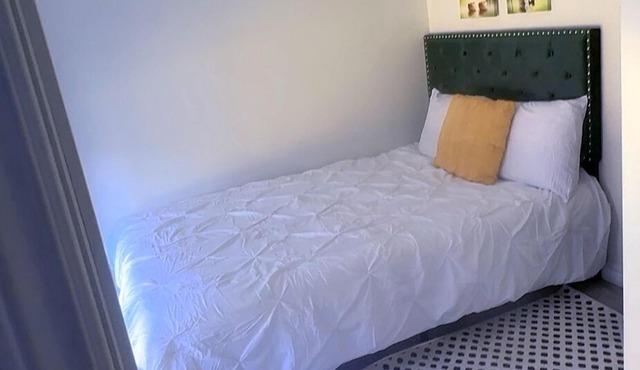 t Private suite W bathroom & laundry/Quiet Oshawa .