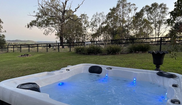 t“Romantic Countryside Escape – Cozy Hot Tub & Scenic Views”