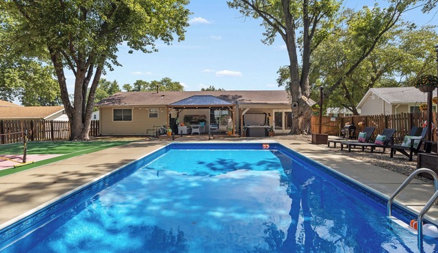 T's Luxury Pool, Hot Tub, Home Theater & Arcade House Prime - St. Louis Airport