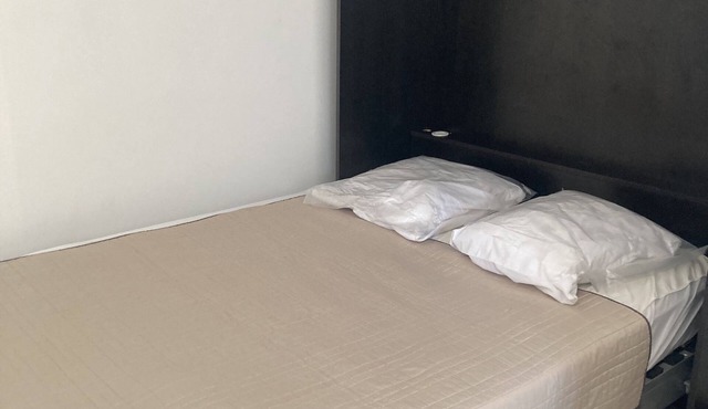T1 with parking - bed linen provided but not towels