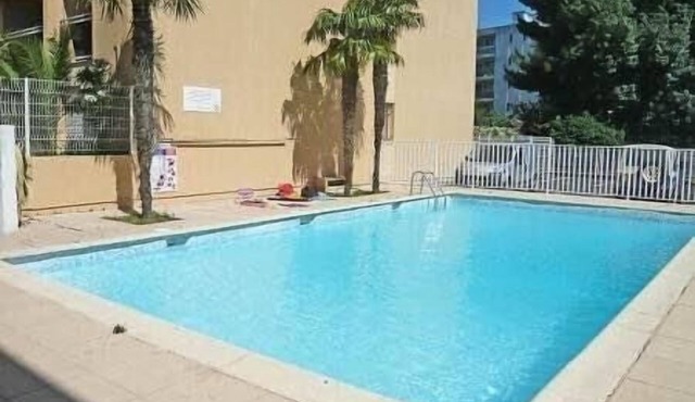 T2 40m2 full center, beaches 200m air conditioning + pool + garage + balcony