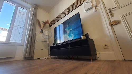 T2 47m2 Cosy & spacieux - proche Gare - Lit Queen Size et NETFLIX - Parking gratuit