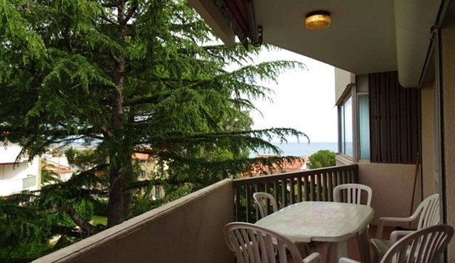 T2 50m from beach with pool, pets allowed, private parking