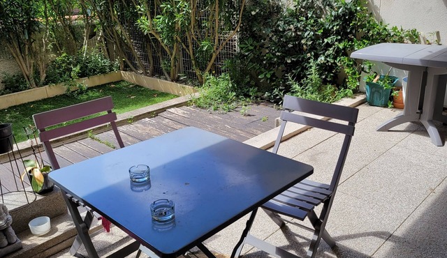 T2 8 minutes walk from the sea