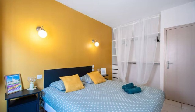 T2 Aigues Mortes 40 metres from the ramparts