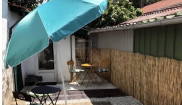 T2 Anglet near beach, port, garden not overlooked, 5 mins drive from the beach