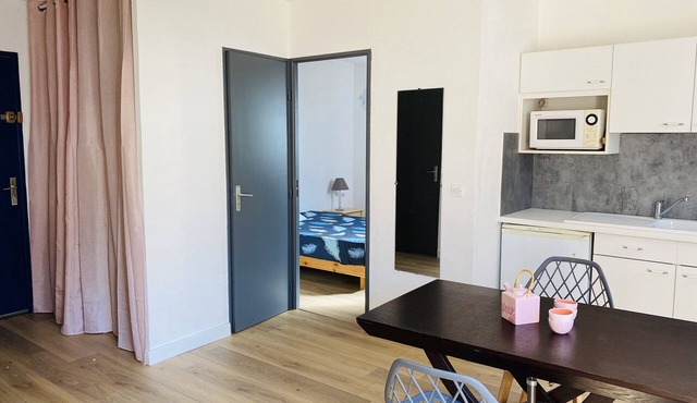 T2 apartment 100 meters bright, fully furnished baths