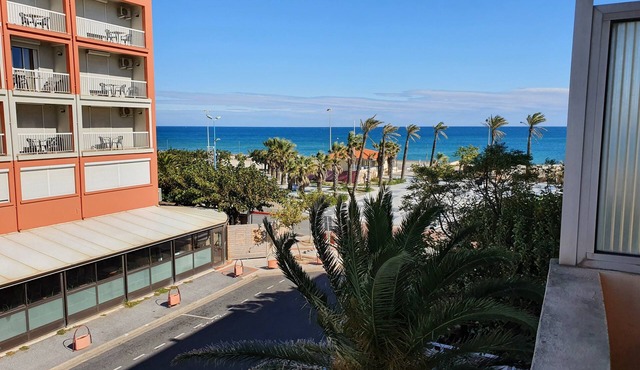 T2 apartment 60 metres from the beach with sea view and private parking