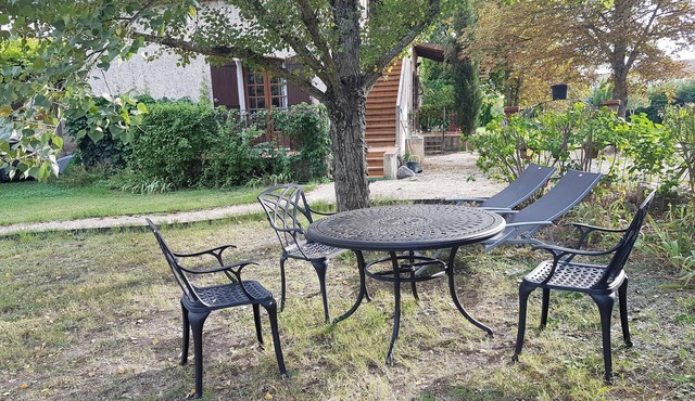 T2 APARTMENT FOR RENT IN HOUSE WITH LARGE FENCED PARK OF 5000 M2