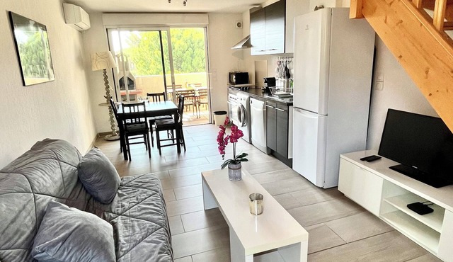 T2 apartment, 40 m2, fully air-conditioned, 350 m from the beach. Private parking