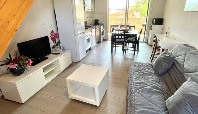 T2 apartment, 40 m2 350m from Lecques beach, quiet. Air conditioning. Private parking