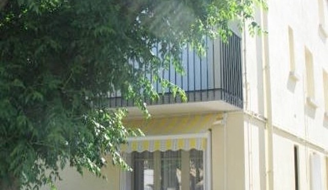 T2 Apartment with Terrace, Air Conditioning and Parking 200m from Beach