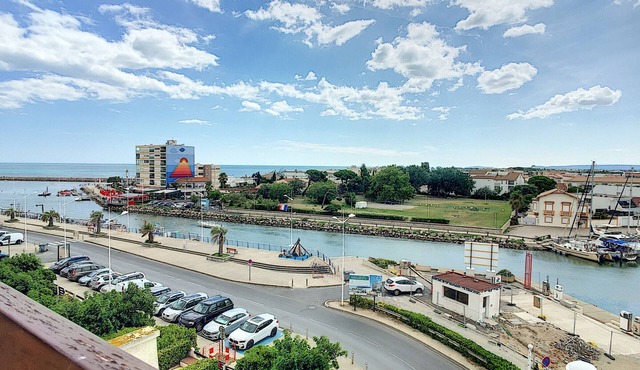 T2 Apartment with Terrace, Air Conditioning and Parking