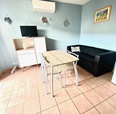 T2 cabine avec piscine collective, parking, climatisation, pour 4 personnes