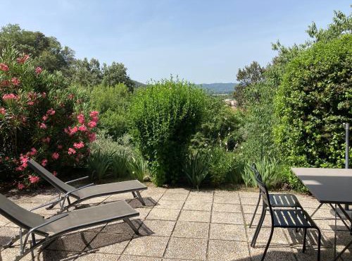 T2 Classé 2* calme au coeur du village provençale