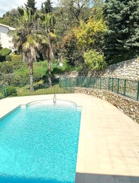 T2 clim piscine tout équipé au calme