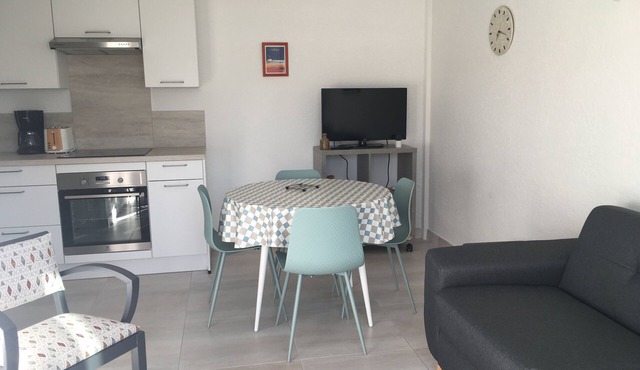 T2, completely renovated in 2021, 100m from the sea. Small, quiet residence.