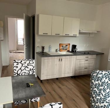 T2 Cosy, agréable fonctionnel et douillet, 1 lit 140 et un BZ , Wifi gratuit, boîte à clés, proche commerces et gare routière