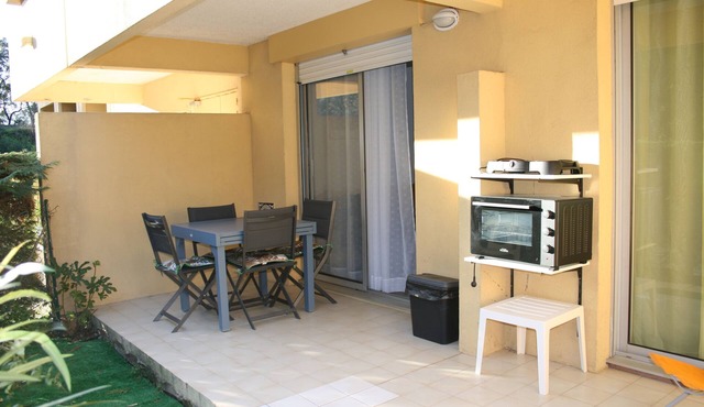 T2 DRC super condition, beach 300 m'and mountain 3 km.fenced terrace not overlooked