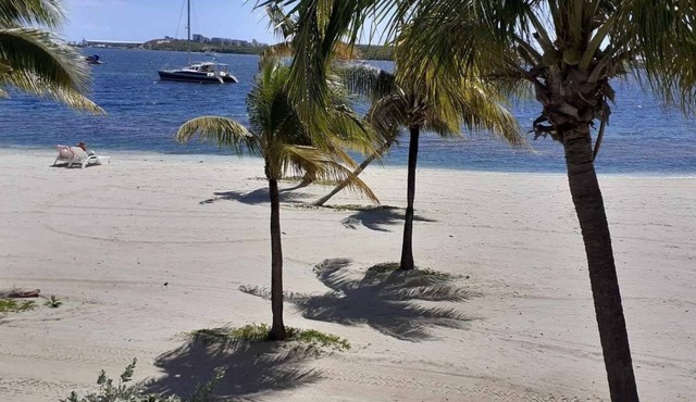 T2 for rent with view of Nettlé bay