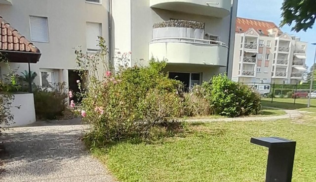 T2 garden level, spacious, sunny, very quiet, close to all amenities.