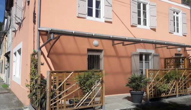 T2 * ground floor, 200 m downtown, fully renovated, bright