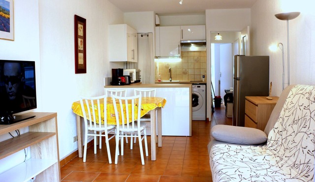 T2, Ground Floor, Terrace, 5 mn walk from the beach and shops, sheets included