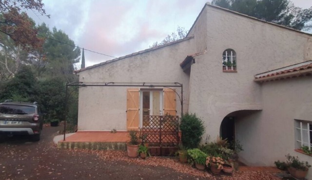 T2 in quiet, natural villa, 5 mn from village, 20 mn from Toulon and beaches.