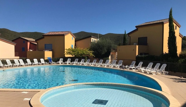 T2 in quiet residence 300 m from the sea + swimming pool, close to shops, mountain