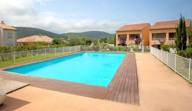 T2 in residence with swimming pool