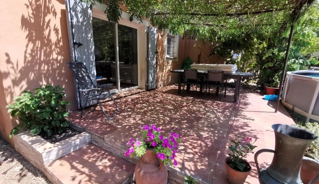 T2 indépendant terrasse et piscine au calme Var sud de la France