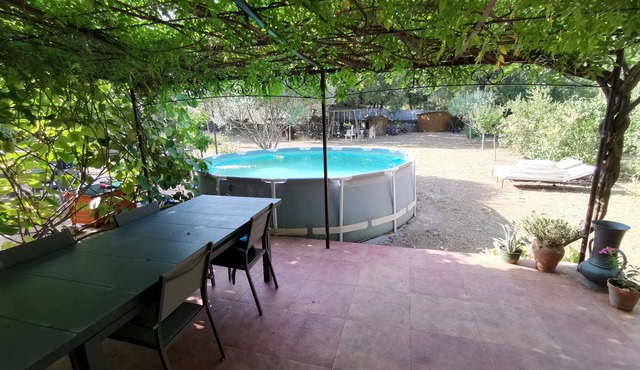 T2 independent terrace and swimming pool in a quiet area