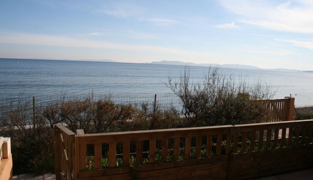 T2 La Capte, waterfront, sea in front of your terrace, all comforts