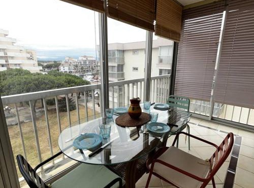 T2 lumineux au port, climatisation, loggia avec vue, parking inclus - FR-1-696-93