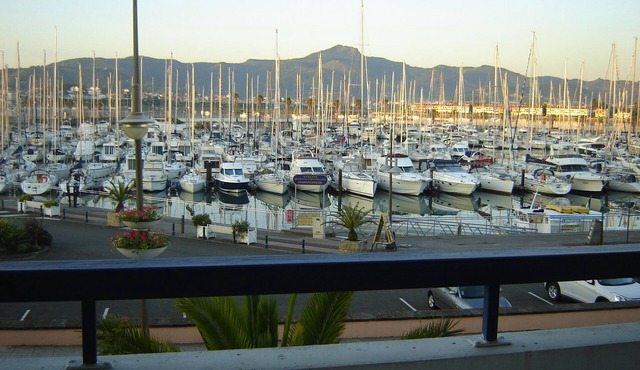 T2 MAGNIFICENT VIEW OF THE PORT, BEAUTIFUL BEACH at 100m, SPAIN in 10mn, free WIFI