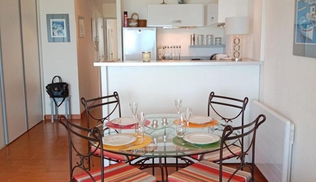 T2 Moderne Vue Mer, 3 Étoiles, Parking Privé, Proche Plage - FR-1-696-40