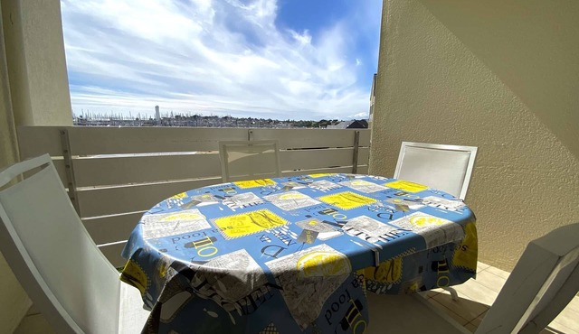 T2 on Port du Crouesty with balcony for vacation rental
