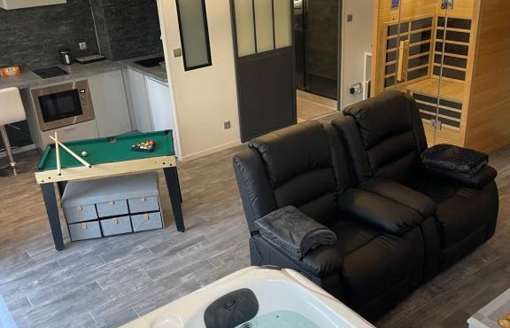 T2 rénové, jaccuzi, sauna, sièges massants, jardin, parking, métro