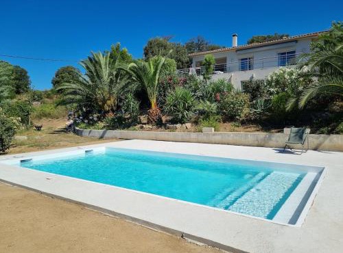 T2, rez de villa avec piscine