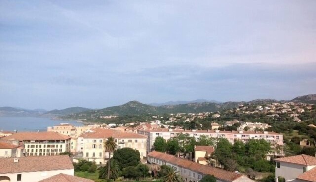 T2 Very quiet, close to beaches and town center, sea and mountain views