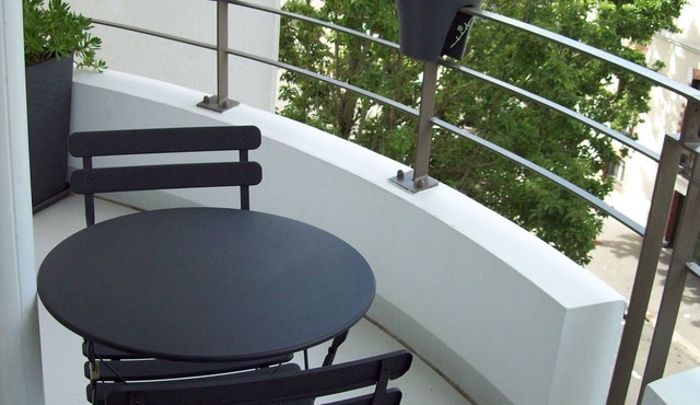 T2 with secure box near Graslin