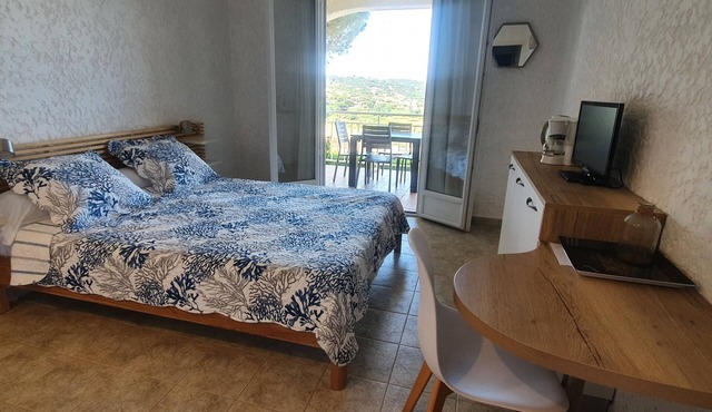 T2 with splendid sea view over the Gulf of Ajaccio and 400m from the beach.