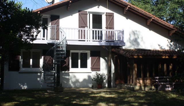 T2 within one hectare of swimming pool, balcony and outdoor games / leisure center, bike path